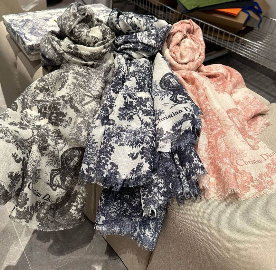【▪️Dior新款伊如动物丛林丝羊绒围巾长款披肩！纯粹的高级和时髦感！太有品味了！！】好看死了，质感有腔