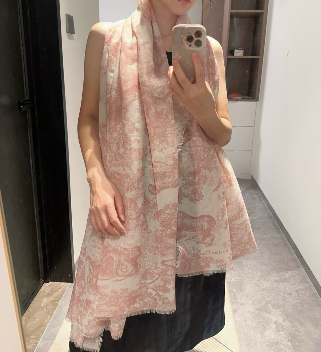 【▪️Dior新款伊如动物丛林丝羊绒围巾长款披肩！纯粹的高级和时髦感！太有品味了！！】好看死了，质感有腔