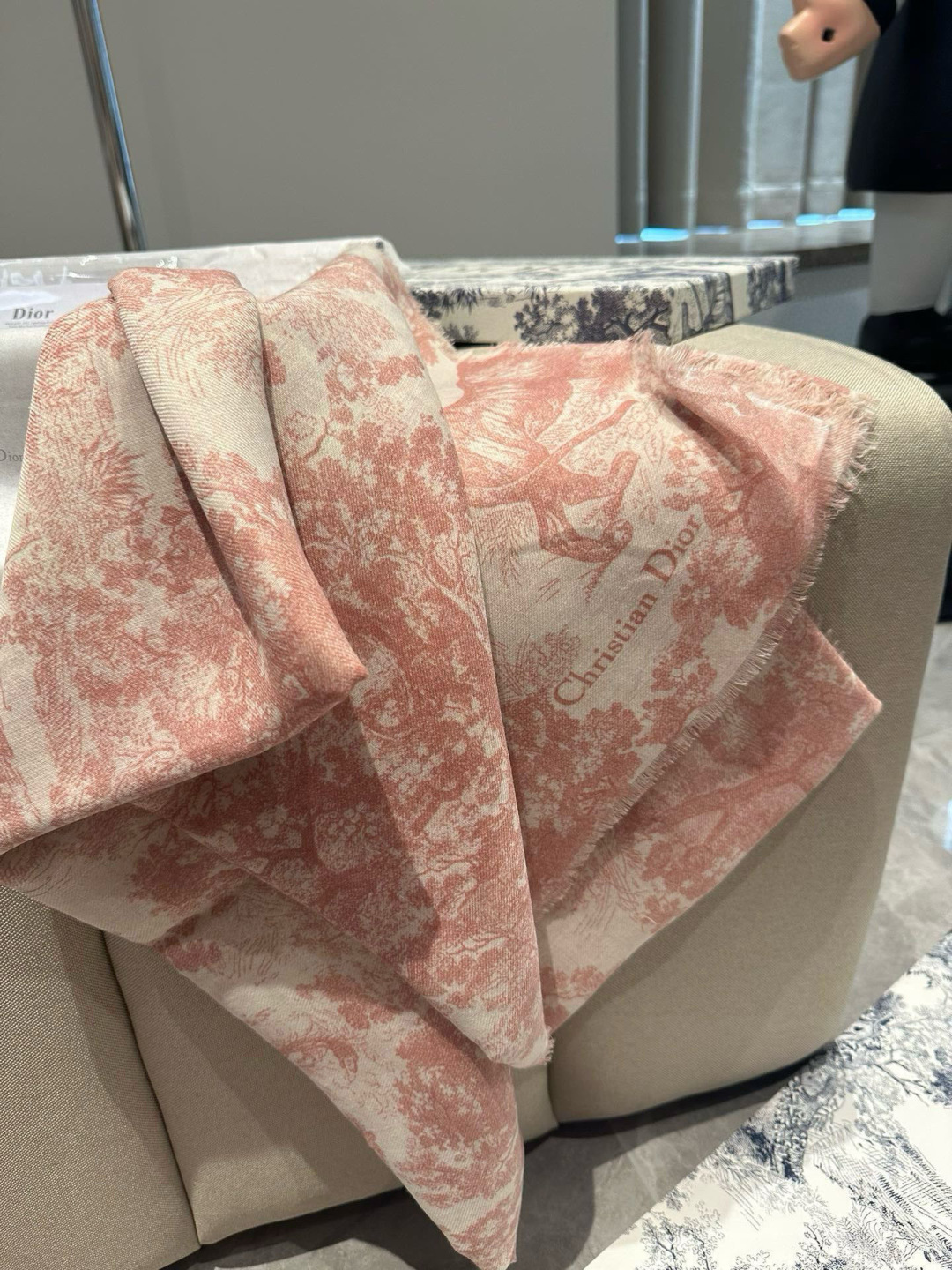 【▪️Dior新款伊如动物丛林丝羊绒围巾长款披肩！纯粹的高级和时髦感！太有品味了！！】好看死了，质感有腔