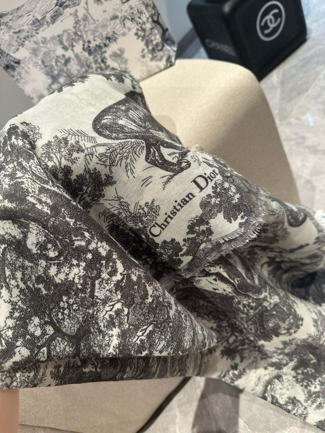 【▪️Dior新款伊如动物丛林丝羊绒围巾长款披肩！纯粹的高级和时髦感！太有品味了！！】好看死了，质感有腔