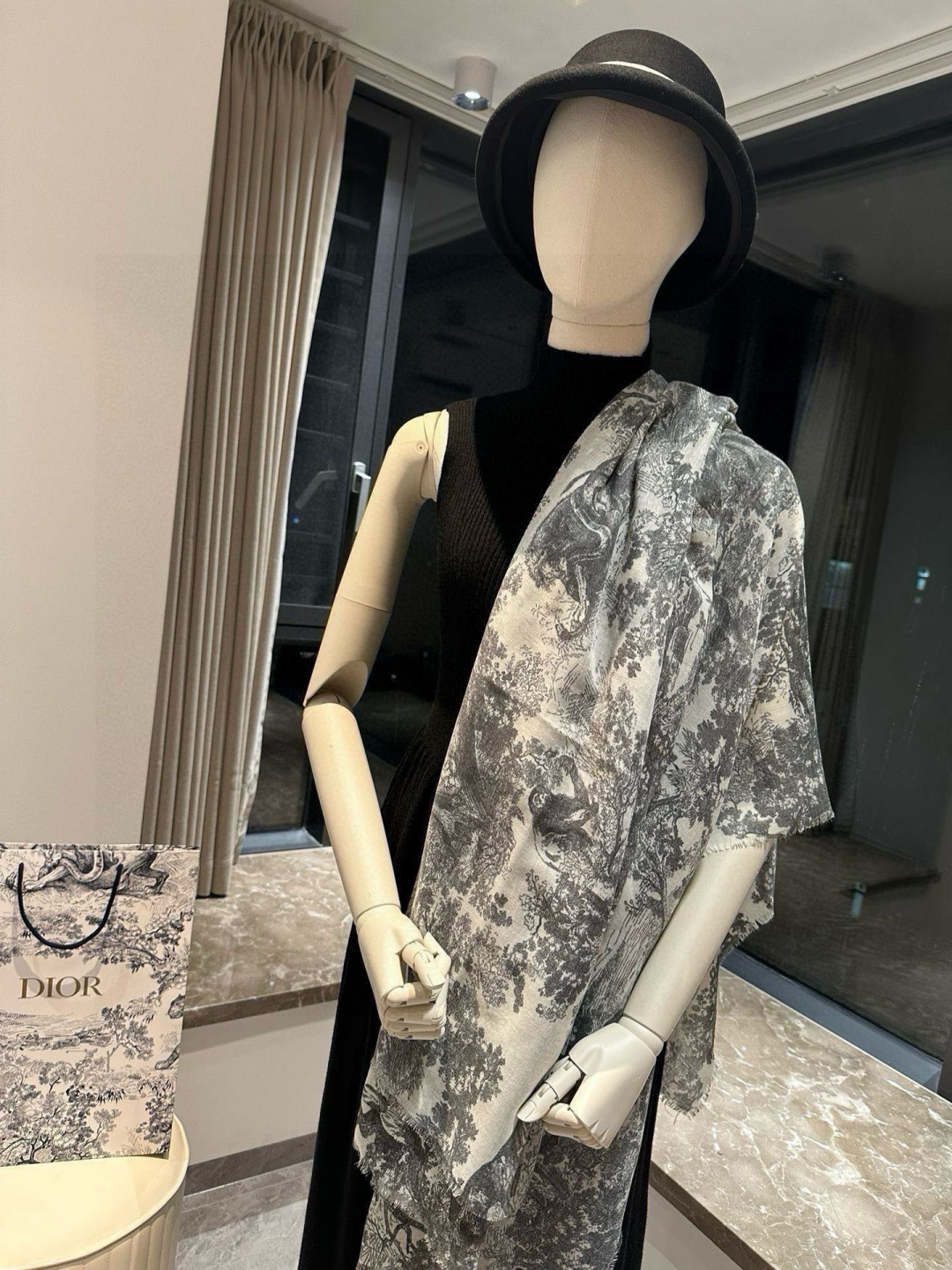 【▪️Dior新款伊如动物丛林丝羊绒围巾长款披肩！纯粹的高级和时髦感！太有品味了！！】好看死了，质感有腔