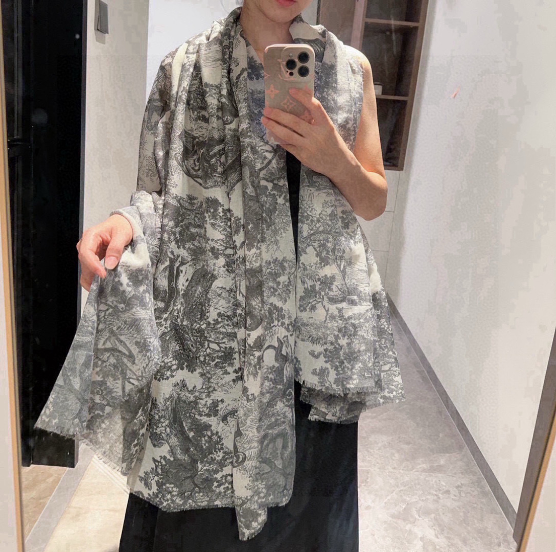 【▪️Dior新款伊如动物丛林丝羊绒围巾长款披肩！纯粹的高级和时髦感！太有品味了！！】好看死了，质感有腔