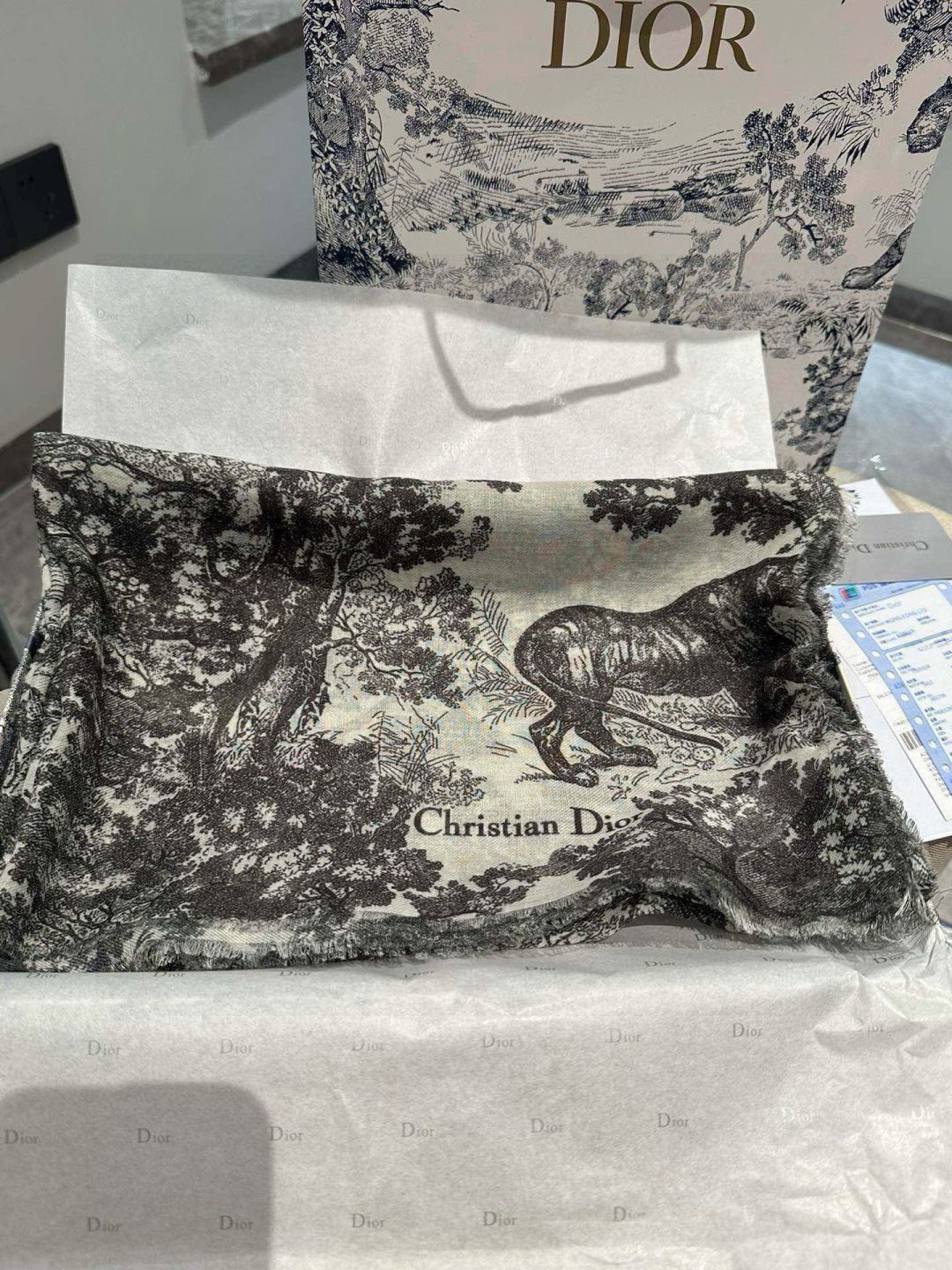 【▪️Dior新款伊如动物丛林丝羊绒围巾长款披肩！纯粹的高级和时髦感！太有品味了！！】好看死了，质感有腔