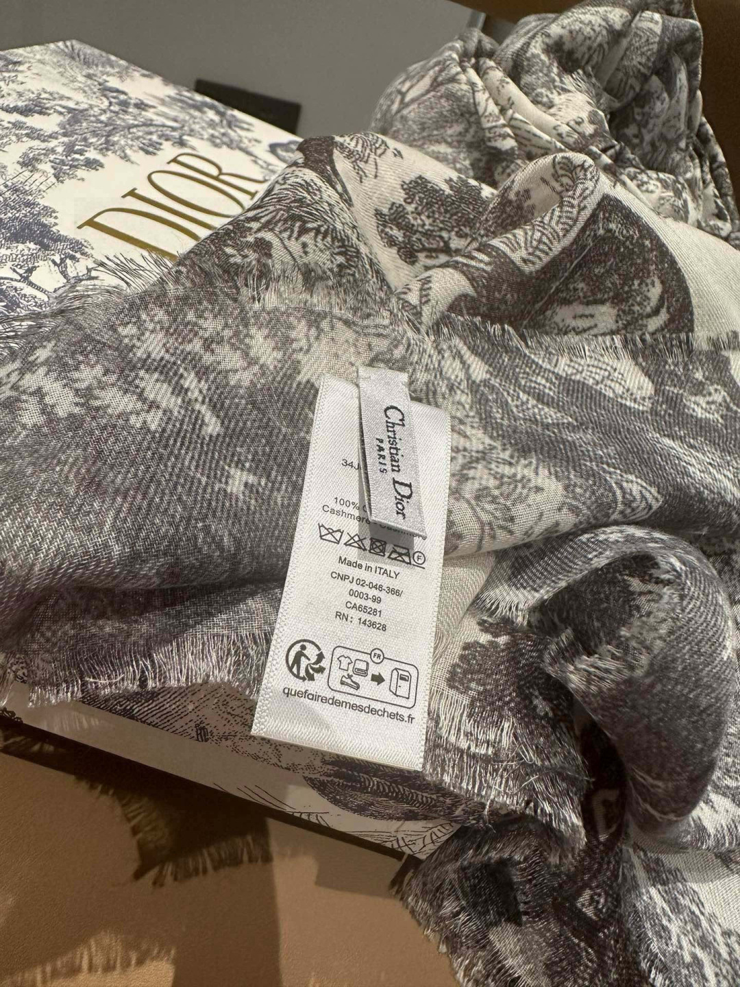 【▪️Dior新款伊如动物丛林丝羊绒围巾长款披肩！纯粹的高级和时髦感！太有品味了！！】好看死了，质感有腔