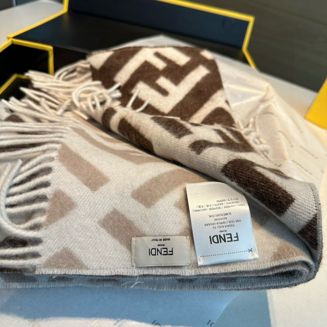 Fendi老花渐变双面羊绒围巾，柔软细腻的双面风格，FF经典提花渐变；柔软的羊毛和羊绒材质。来自Stef