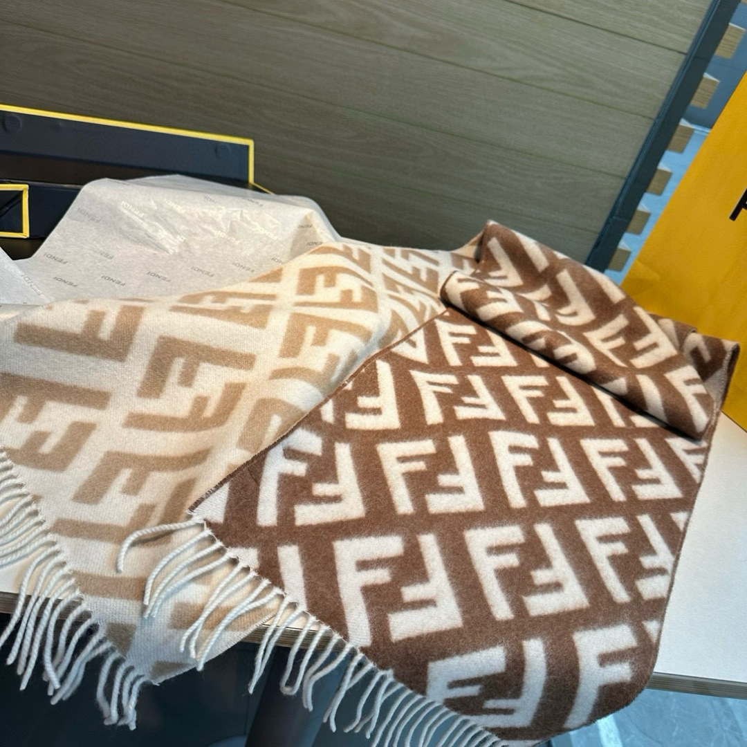 Fendi老花渐变双面羊绒围巾，柔软细腻的双面风格，FF经典提花渐变；柔软的羊毛和羊绒材质。来自Stef