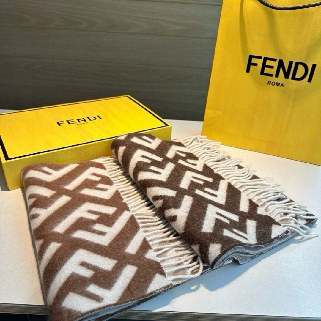 Fendi老花渐变双面羊绒围巾，柔软细腻的双面风格，FF经典提花渐变；柔软的羊毛和羊绒材质。来自Stef