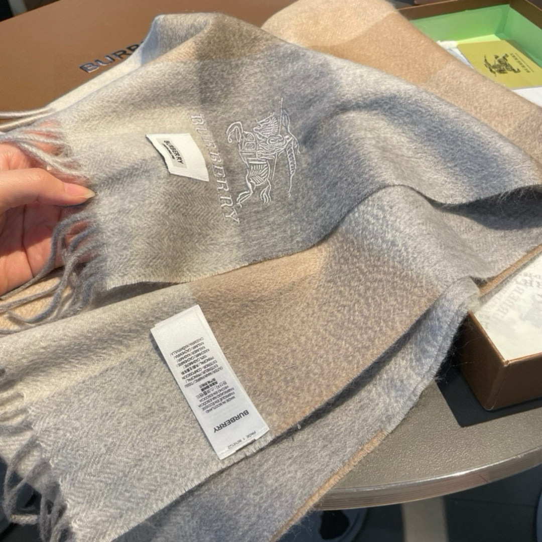 百分百山羊绒 Burberry · 巴宝莉经典格子围巾❗好看的要疯掉了，太有型太有魅力了❗❗非常斯文时尚