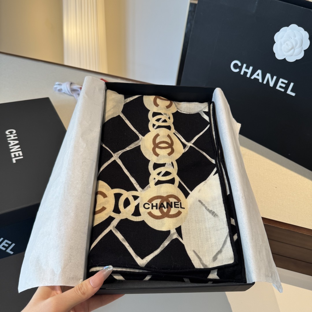 经典茶花优雅Coco风,Chanel最新菱格丝绒大方巾~气质到骨子里,香奶奶新一季的面料超高级,真心超级