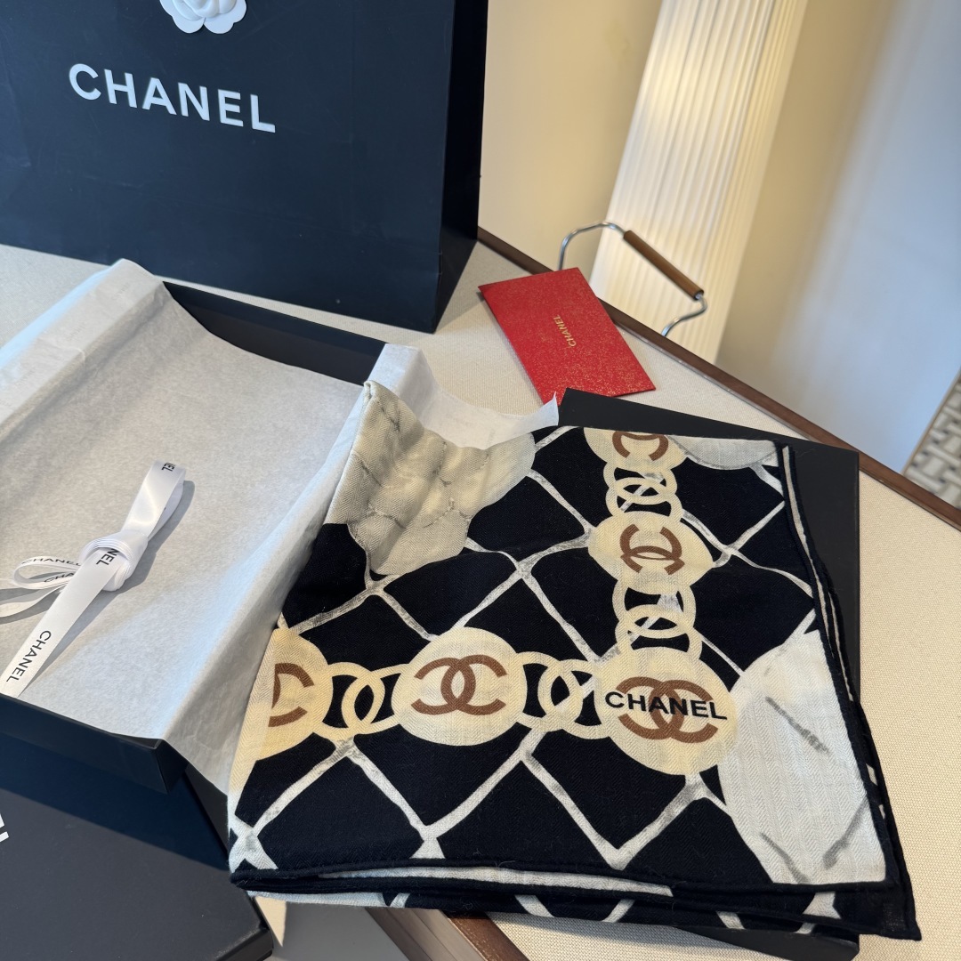 经典茶花优雅Coco风,Chanel最新菱格丝绒大方巾~气质到骨子里,香奶奶新一季的面料超高级,真心超级