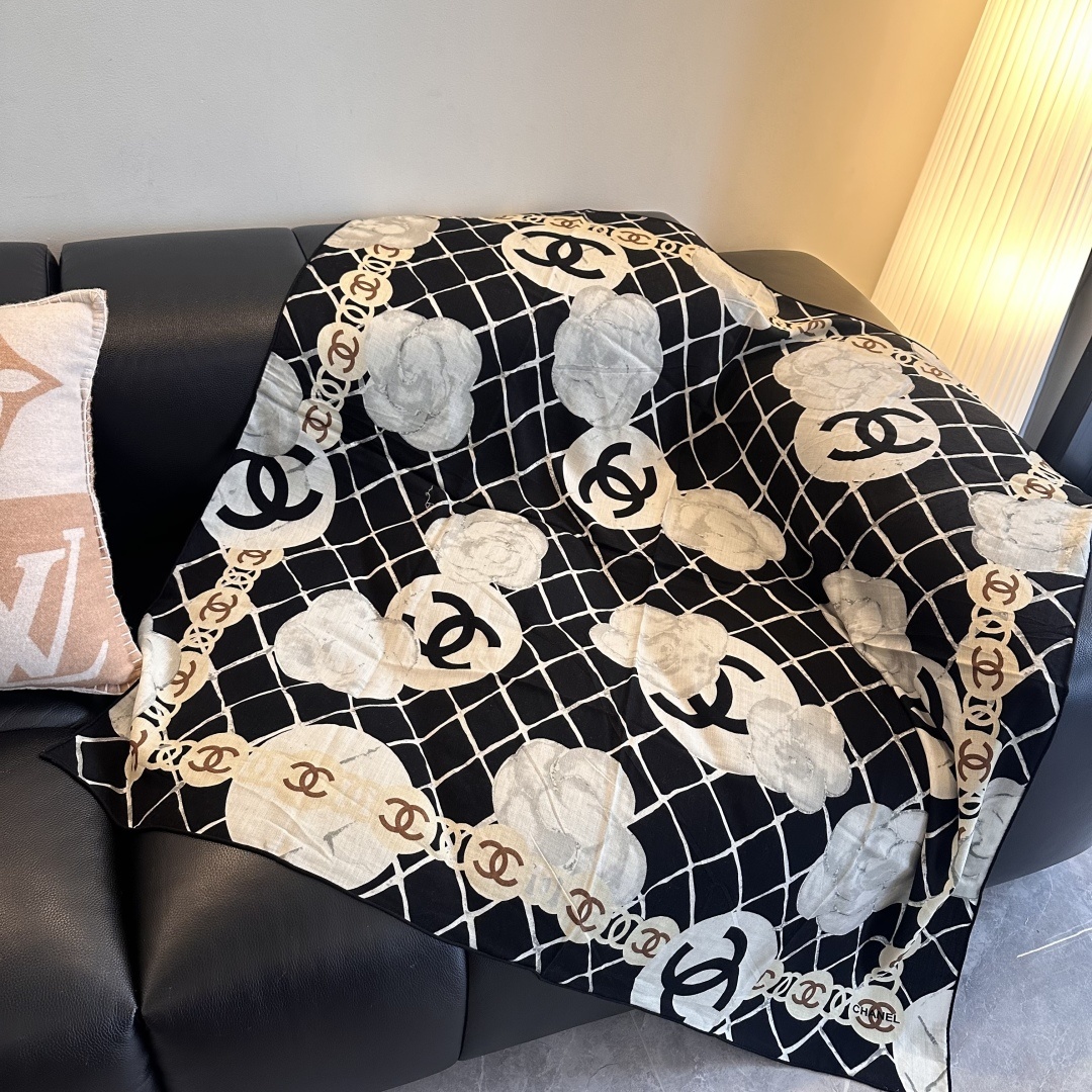 经典茶花优雅Coco风,Chanel最新菱格丝绒大方巾~气质到骨子里,香奶奶新一季的面料超高级,真心超级