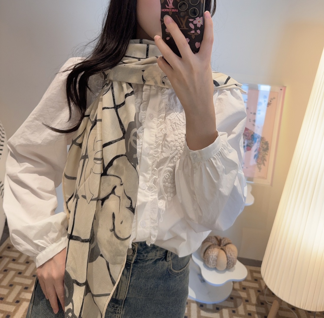 经典茶花优雅Coco风，Chanel最新菱格丝绒大方巾~气质到骨子里，香奶奶新一季的面料超高级，真心超级