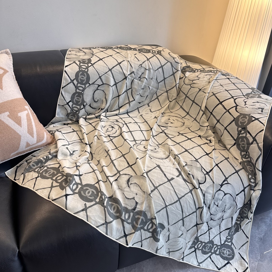 经典茶花优雅Coco风,Chanel最新菱格丝绒大方巾~气质到骨子里,香奶奶新一季的面料超高级,真心超级