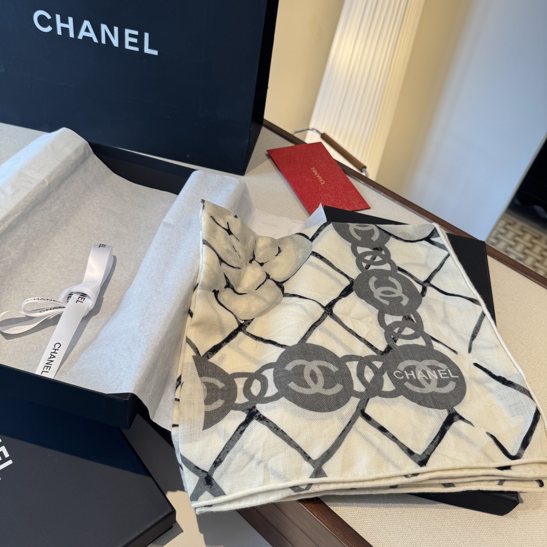 经典茶花优雅Coco风,Chanel最新菱格丝绒大方巾~气质到骨子里,香奶奶新一季的面料超高级,真心超级