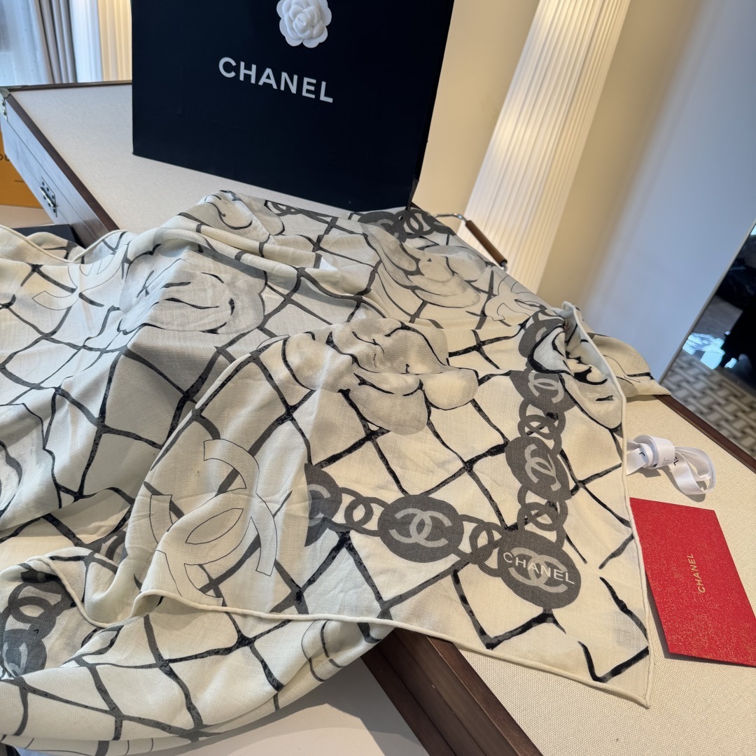 经典茶花优雅Coco风,Chanel最新菱格丝绒大方巾~气质到骨子里,香奶奶新一季的面料超高级,真心超级