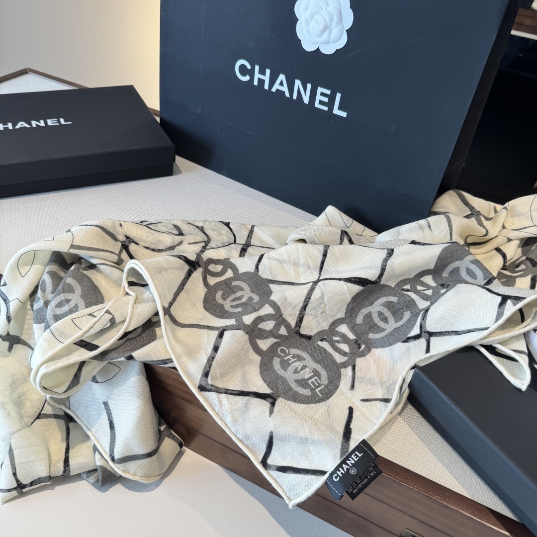 经典茶花优雅Coco风,Chanel最新菱格丝绒大方巾~气质到骨子里,香奶奶新一季的面料超高级,真心超级