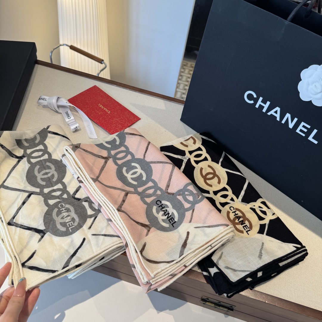 经典茶花优雅Coco风，Chanel最新菱格丝绒大方巾~气质到骨子里，香奶奶新一季的面料超高级，真心超级