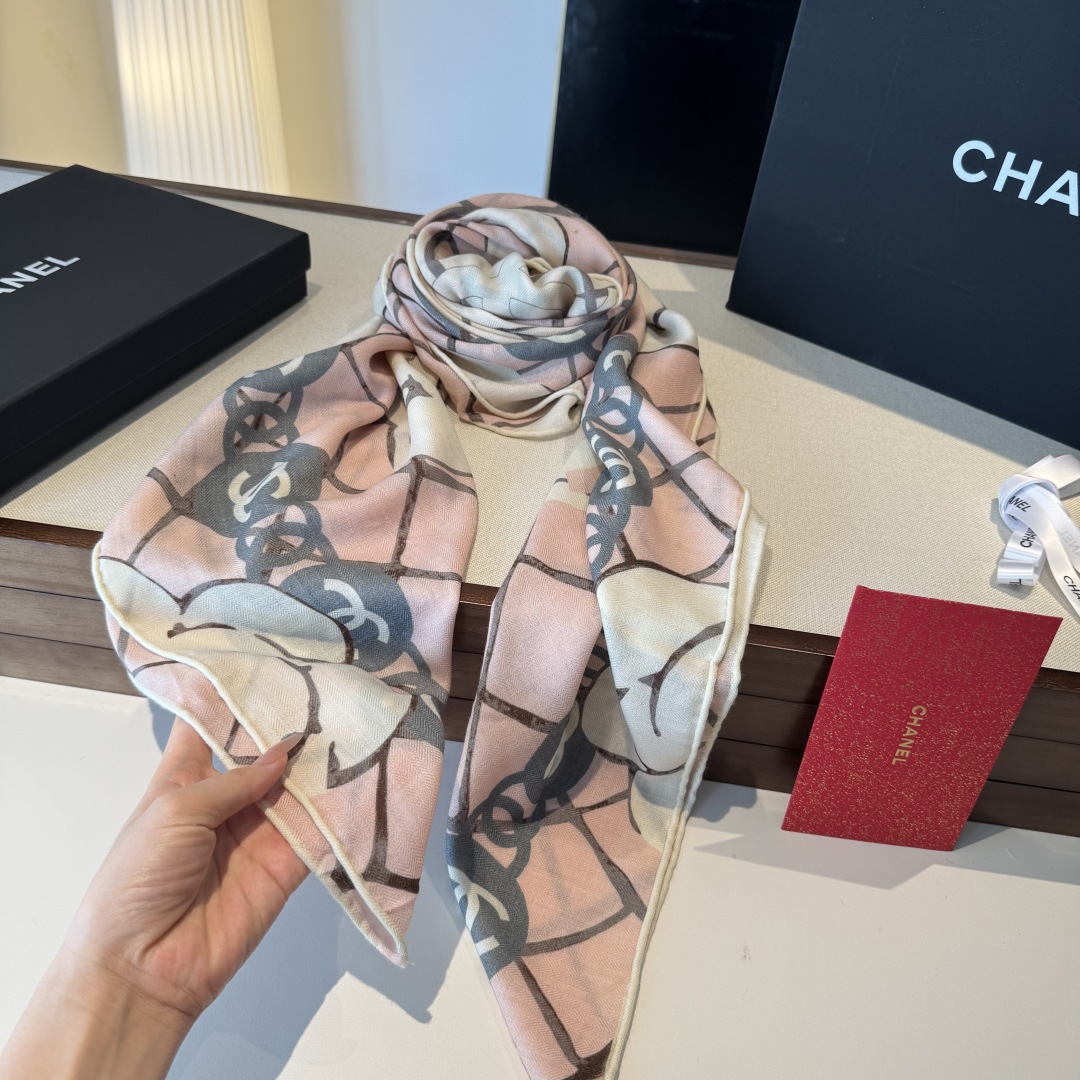 经典茶花优雅Coco风，Chanel最新菱格丝绒大方巾~气质到骨子里，香奶奶新一季的面料超高级，真心超级