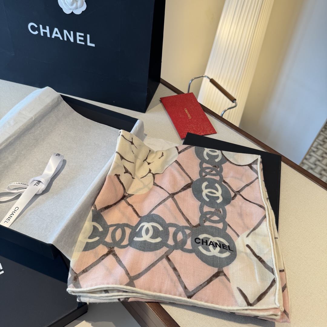经典茶花优雅Coco风，Chanel最新菱格丝绒大方巾~气质到骨子里，香奶奶新一季的面料超高级，真心超级