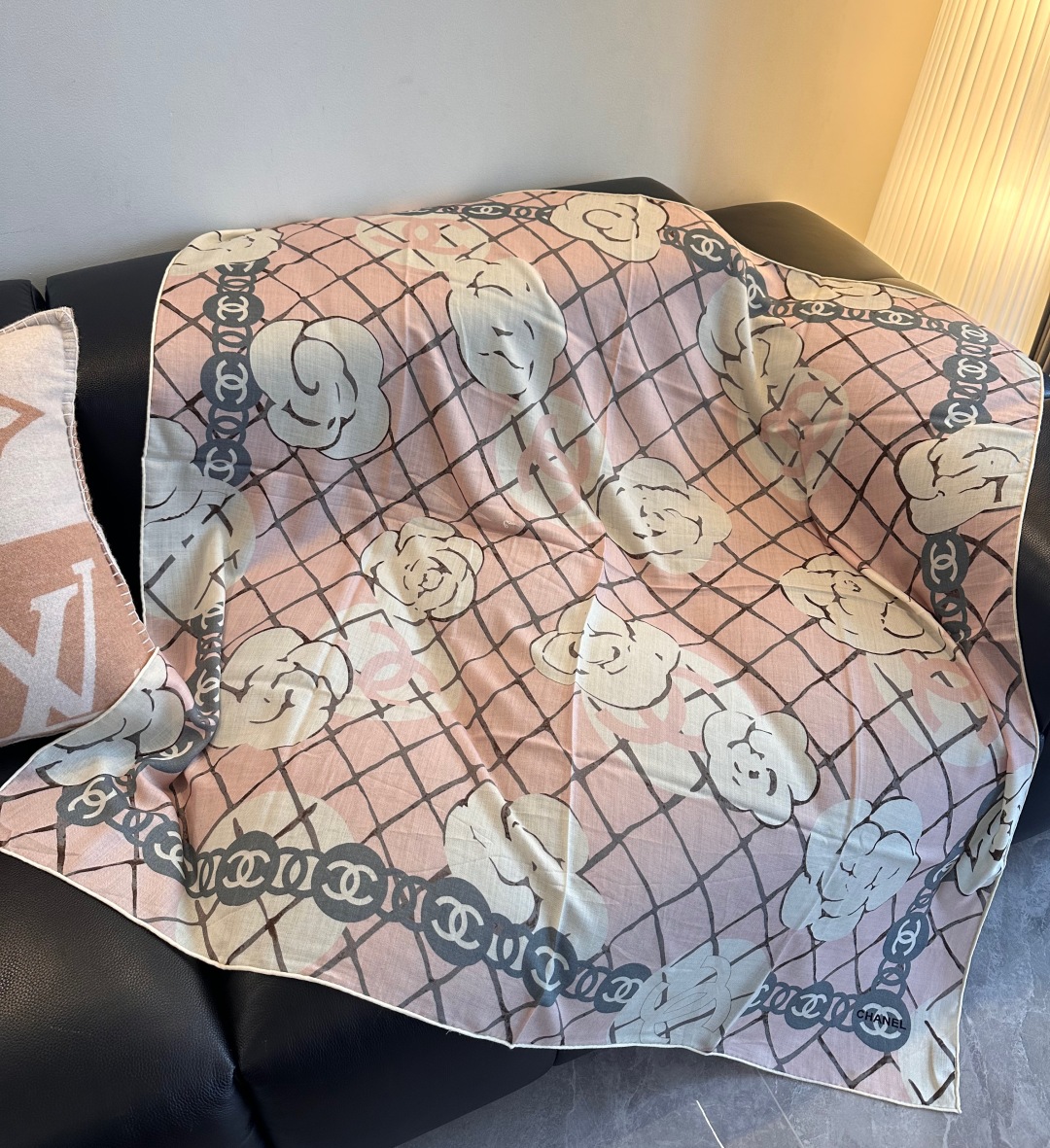 经典茶花优雅Coco风，Chanel最新菱格丝绒大方巾~气质到骨子里，香奶奶新一季的面料超高级，真心超级
