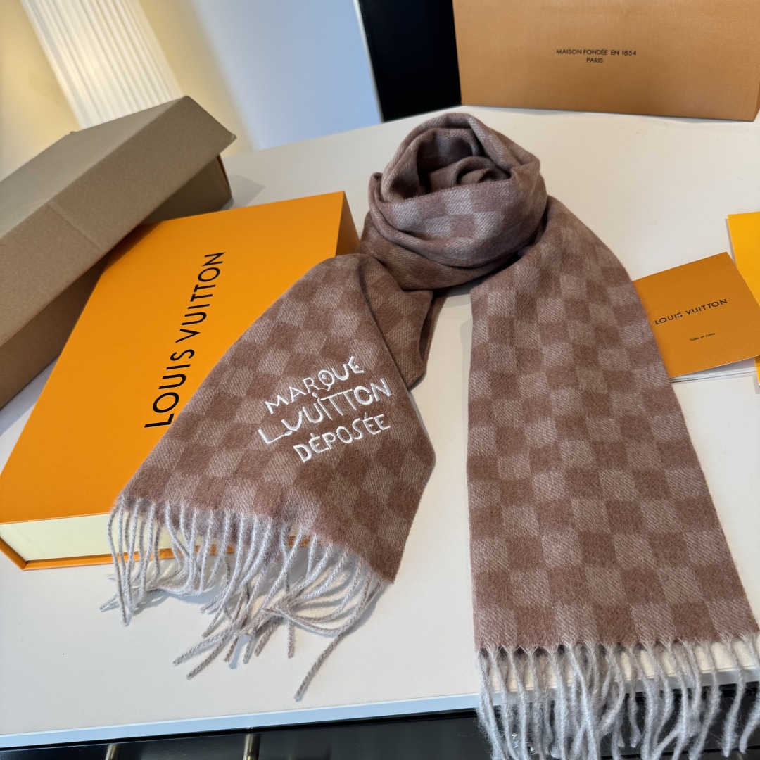 ❗️好看的要疯掉了，太有型太有魅力了❗️不得不佩服LV今年的设计师，把LV经典棋盘格元素再一次盘活了，让