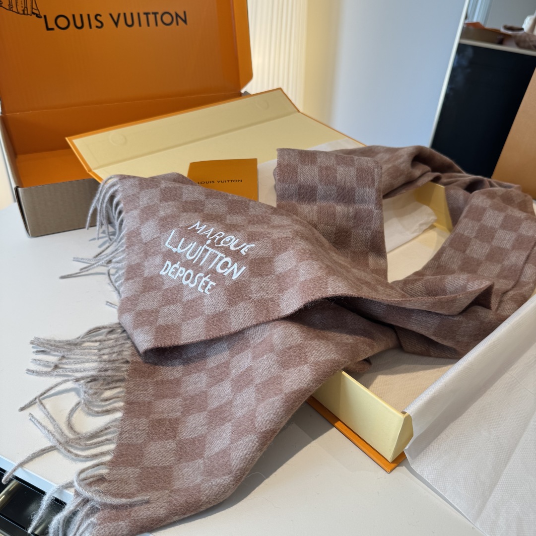 ❗️好看的要疯掉了，太有型太有魅力了❗️不得不佩服LV今年的设计师，把LV经典棋盘格元素再一次盘活了，让