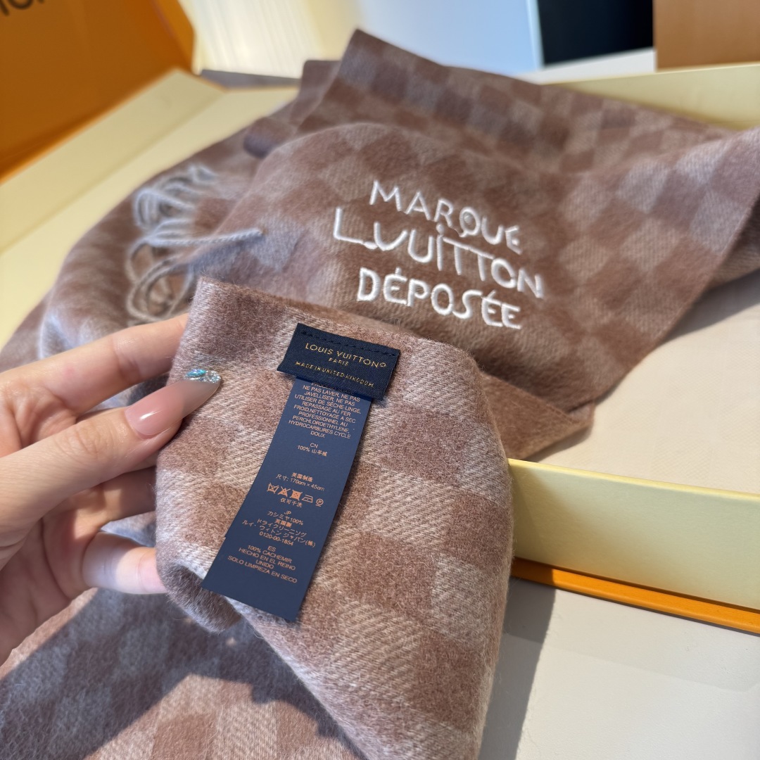 ❗️好看的要疯掉了，太有型太有魅力了❗️不得不佩服LV今年的设计师，把LV经典棋盘格元素再一次盘活了，让