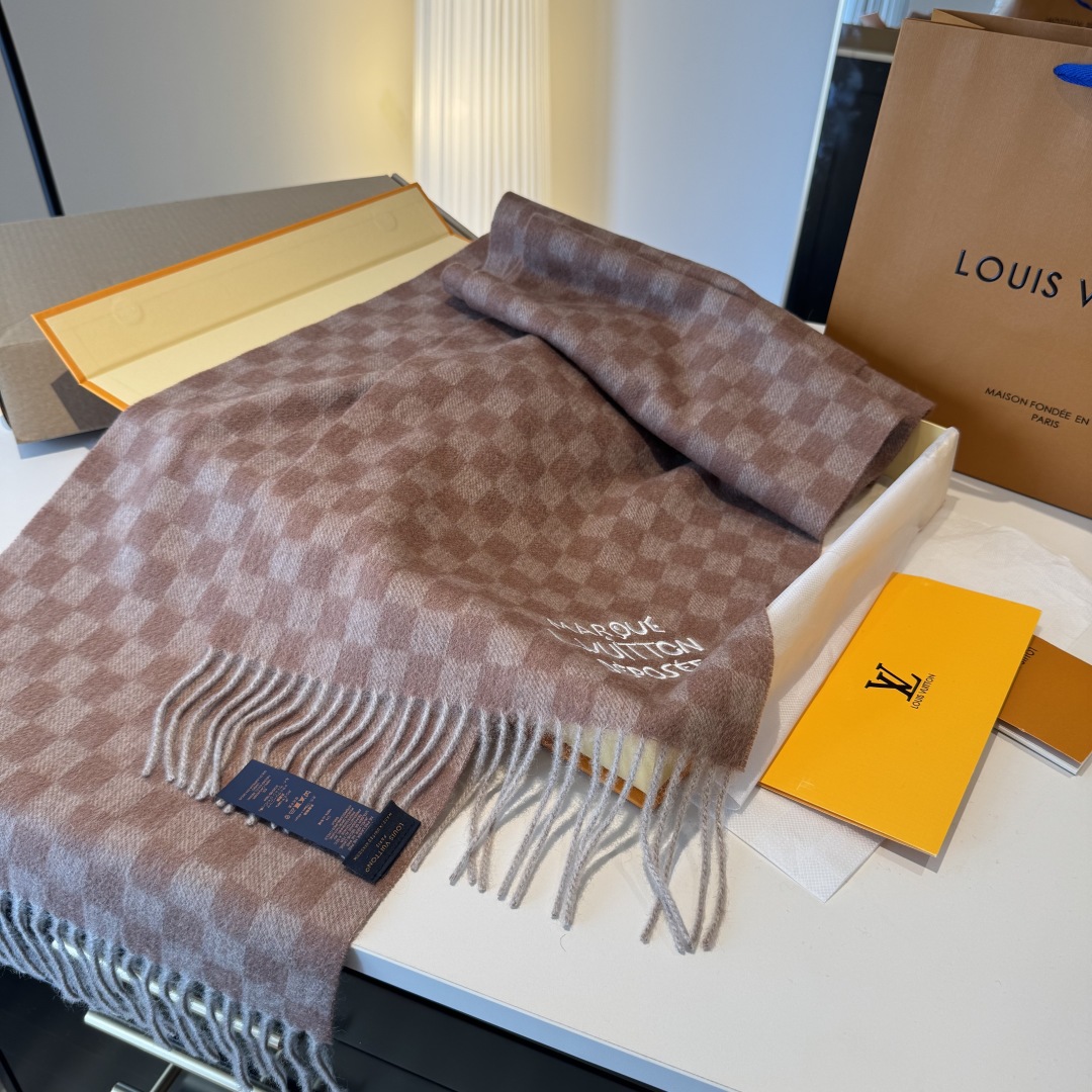 ❗️好看的要疯掉了，太有型太有魅力了❗️不得不佩服LV今年的设计师，把LV经典棋盘格元素再一次盘活了，让