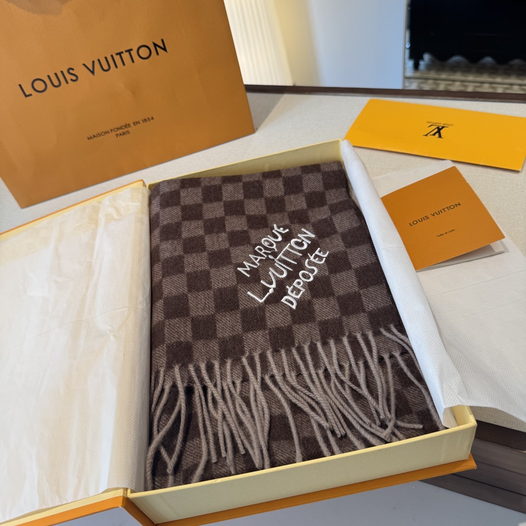 ❗️好看的要疯掉了，太有型太有魅力了❗️不得不佩服LV今年的设计师，把LV经典棋盘格元素再一次盘活了，让