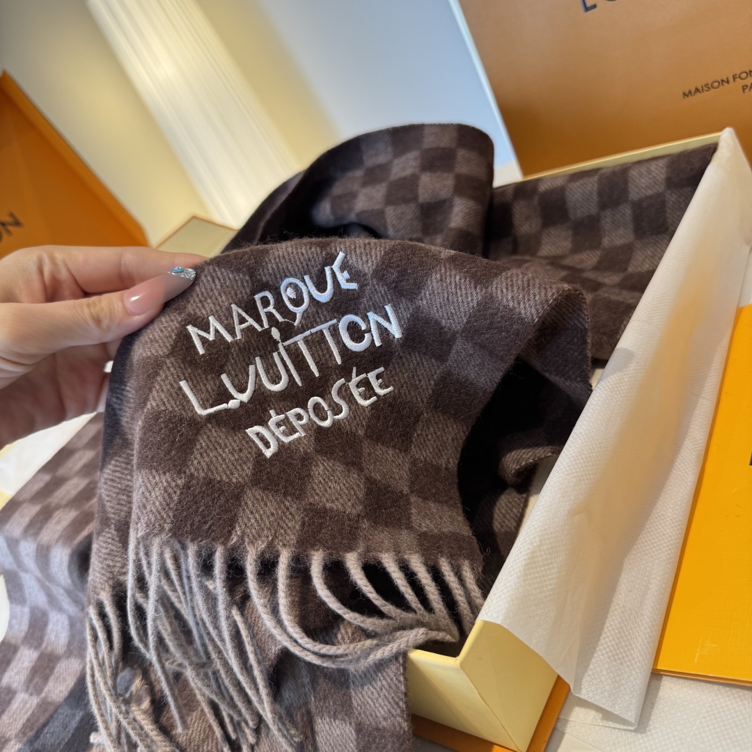 ❗️好看的要疯掉了，太有型太有魅力了❗️不得不佩服LV今年的设计师，把LV经典棋盘格元素再一次盘活了，让