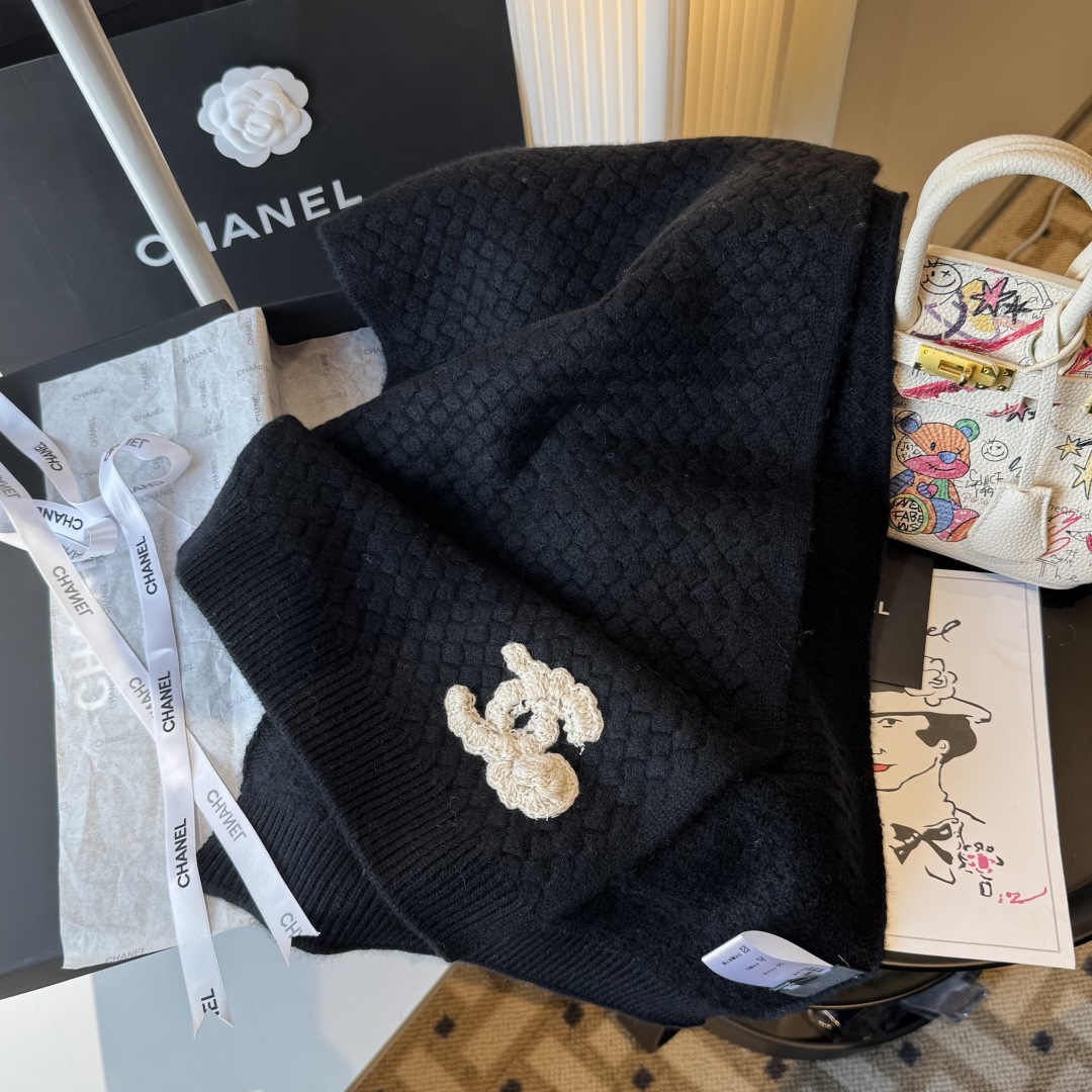 【香奶奶针织鳞片花纹羊绒围巾】以100%珍稀羊绒织就，30*180cm修长尺寸如云朵般轻盈环绕颈间。鳞片