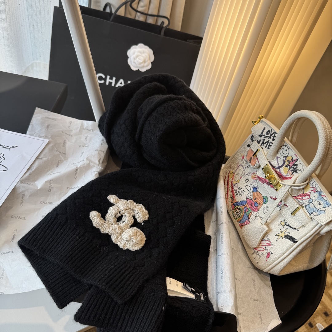 【香奶奶针织鳞片花纹羊绒围巾】以100%珍稀羊绒织就，30*180cm修长尺寸如云朵般轻盈环绕颈间。鳞片