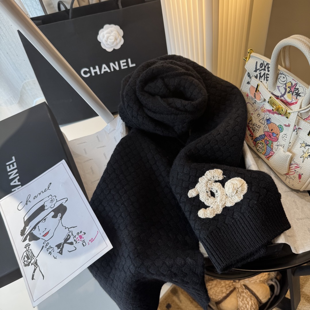 【香奶奶针织鳞片花纹羊绒围巾】以100%珍稀羊绒织就，30*180cm修长尺寸如云朵般轻盈环绕颈间。鳞片