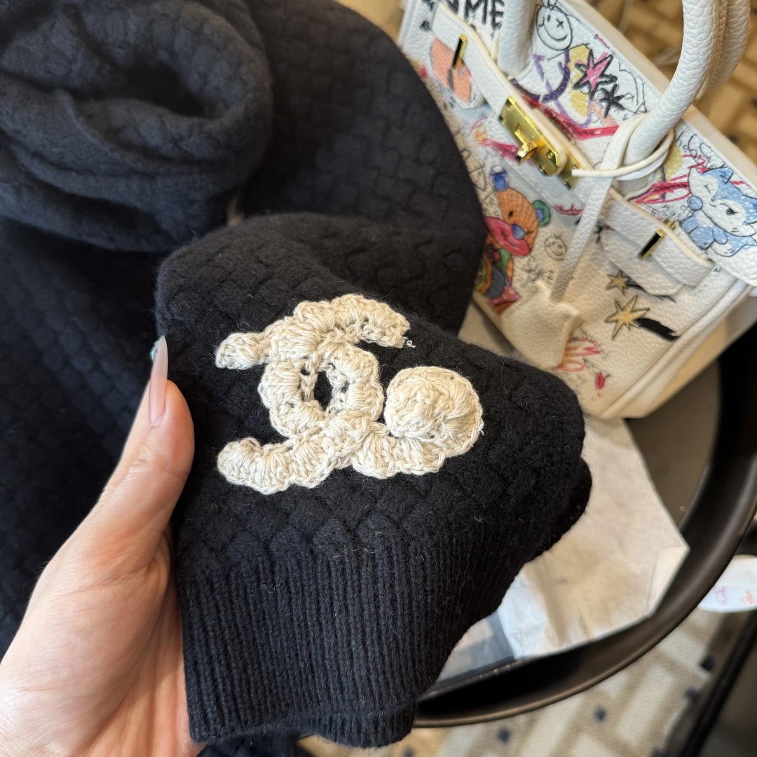 【香奶奶针织鳞片花纹羊绒围巾】以100%珍稀羊绒织就，30*180cm修长尺寸如云朵般轻盈环绕颈间。鳞片