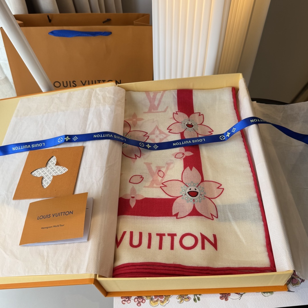 LV(路易威登)最最新的专柜主打款 樱花 度假及日常都非常好搭配的款 订单私流 】一看到就想去度假‼️平