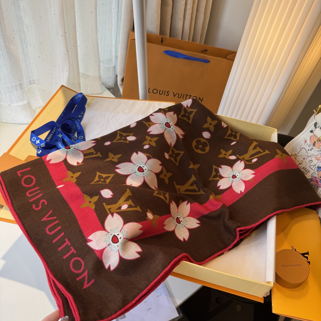 LV（路易威登）最最新的专柜主打款 樱花 度假及日常都非常好搭配的款 订单私流 】一看到就想去度假‼️平