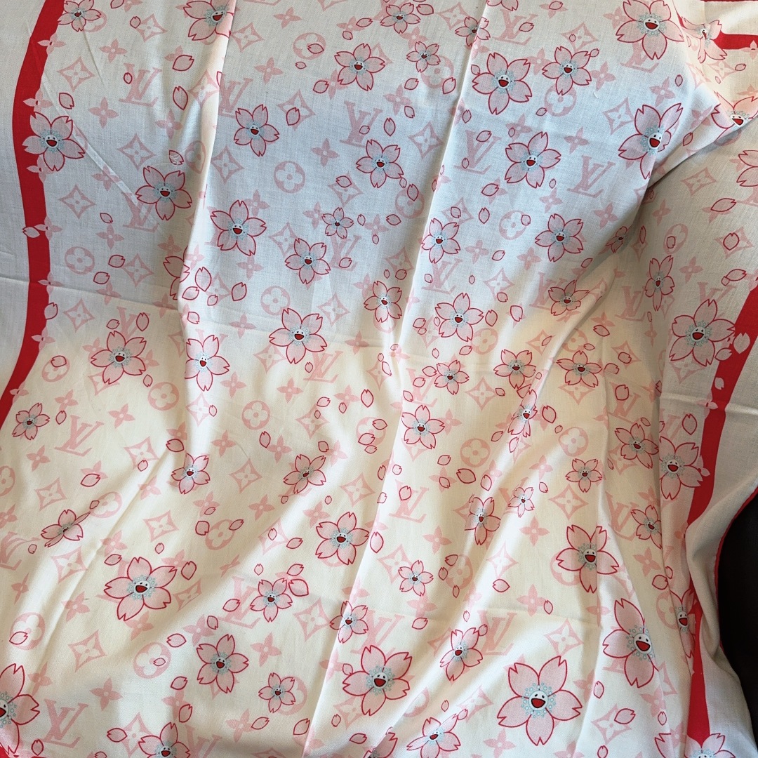 LV(路易威登)最最新的专柜主打款 樱花 度假及日常都非常好搭配的款 订单私流 】一看到就想去度假‼️平