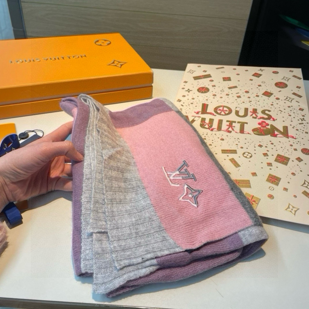 爆款上新 情侣款👍👍LV 独家牛货🐂 奢华尽在尺寸之间，高端品质‼️具有超高羊绒品质才会被此品牌青睐‼️