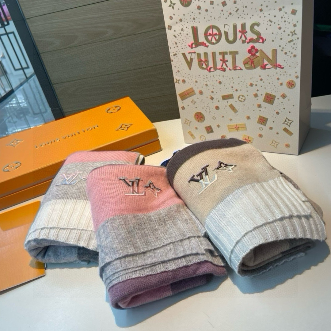 爆款上新 情侣款👍👍LV 独家牛货🐂 奢华尽在尺寸之间，高端品质‼️具有超高羊绒品质才会被此品牌青睐‼️