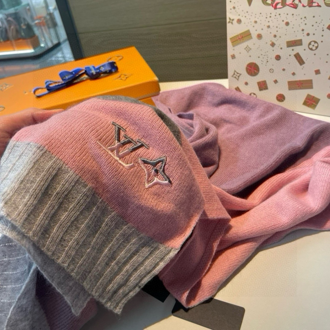 爆款上新 情侣款👍👍LV 独家牛货🐂 奢华尽在尺寸之间，高端品质‼️具有超高羊绒品质才会被此品牌青睐‼️