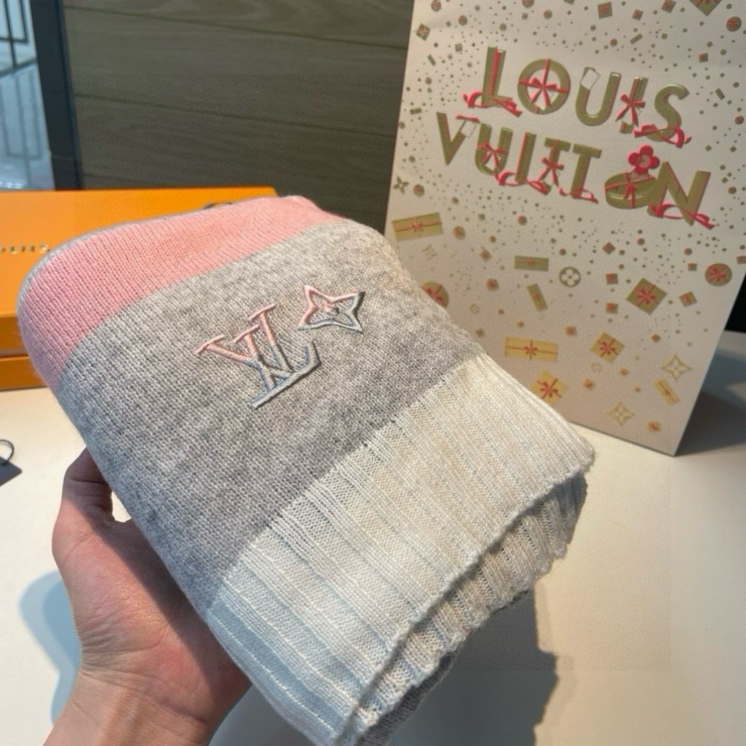 爆款上新 情侣款👍👍LV 独家牛货🐂 奢华尽在尺寸之间，高端品质‼️具有超高羊绒品质才会被此品牌青睐‼️