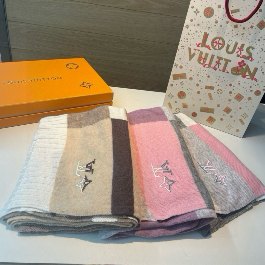 爆款上新 情侣款👍👍LV 独家牛货🐂 奢华尽在尺寸之间，高端品质‼️具有超高羊绒品质才会被此品牌青睐‼️