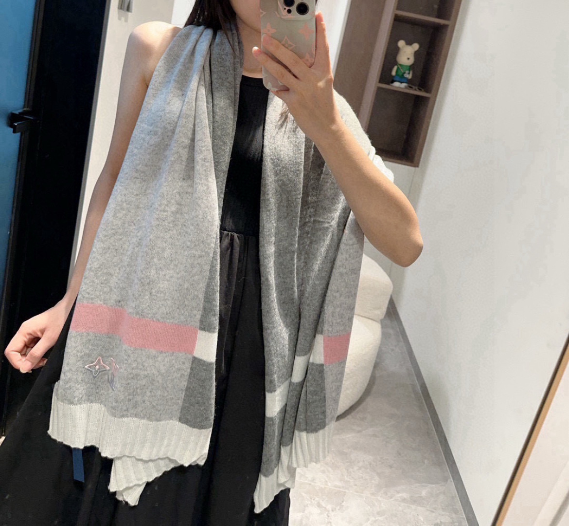 爆款上新 情侣款👍👍LV 独家牛货🐂 奢华尽在尺寸之间，高端品质‼️具有超高羊绒品质才会被此品牌青睐‼️