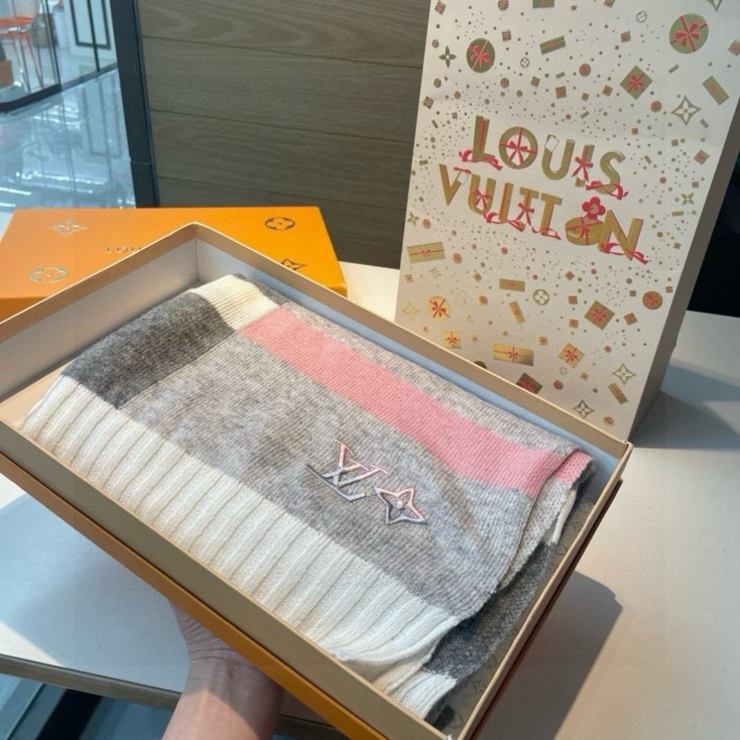 爆款上新 情侣款👍👍LV 独家牛货🐂 奢华尽在尺寸之间，高端品质‼️具有超高羊绒品质才会被此品牌青睐‼️