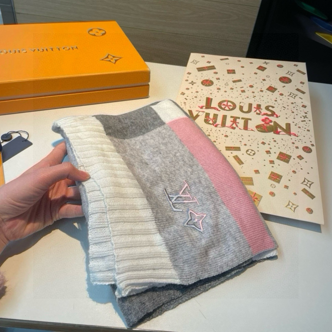 爆款上新 情侣款👍👍LV 独家牛货🐂 奢华尽在尺寸之间，高端品质‼️具有超高羊绒品质才会被此品牌青睐‼️