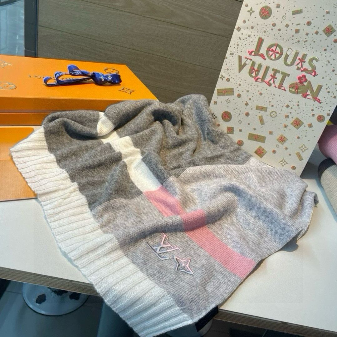 爆款上新 情侣款👍👍LV 独家牛货🐂 奢华尽在尺寸之间，高端品质‼️具有超高羊绒品质才会被此品牌青睐‼️