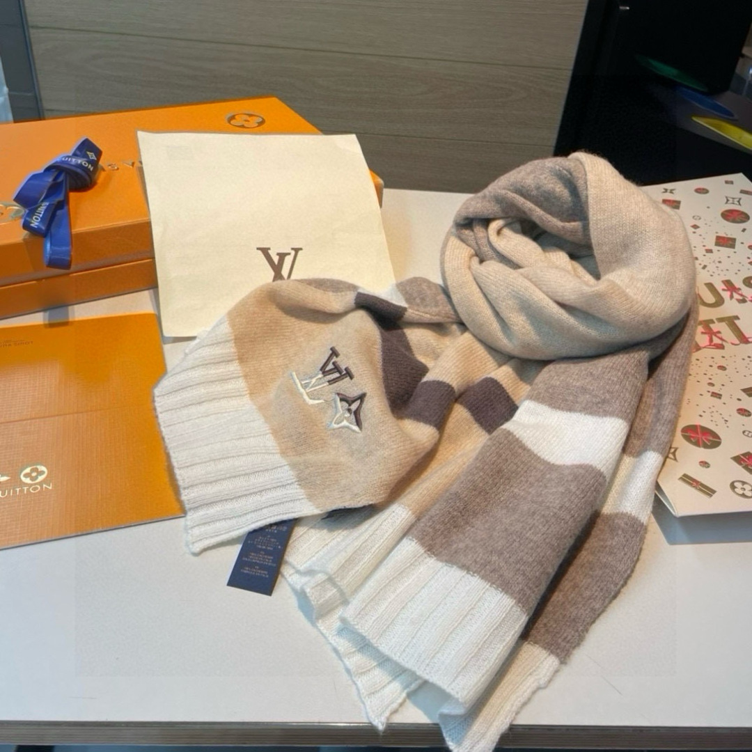 爆款上新 情侣款👍👍LV 独家牛货🐂 奢华尽在尺寸之间，高端品质‼️具有超高羊绒品质才会被此品牌青睐‼️