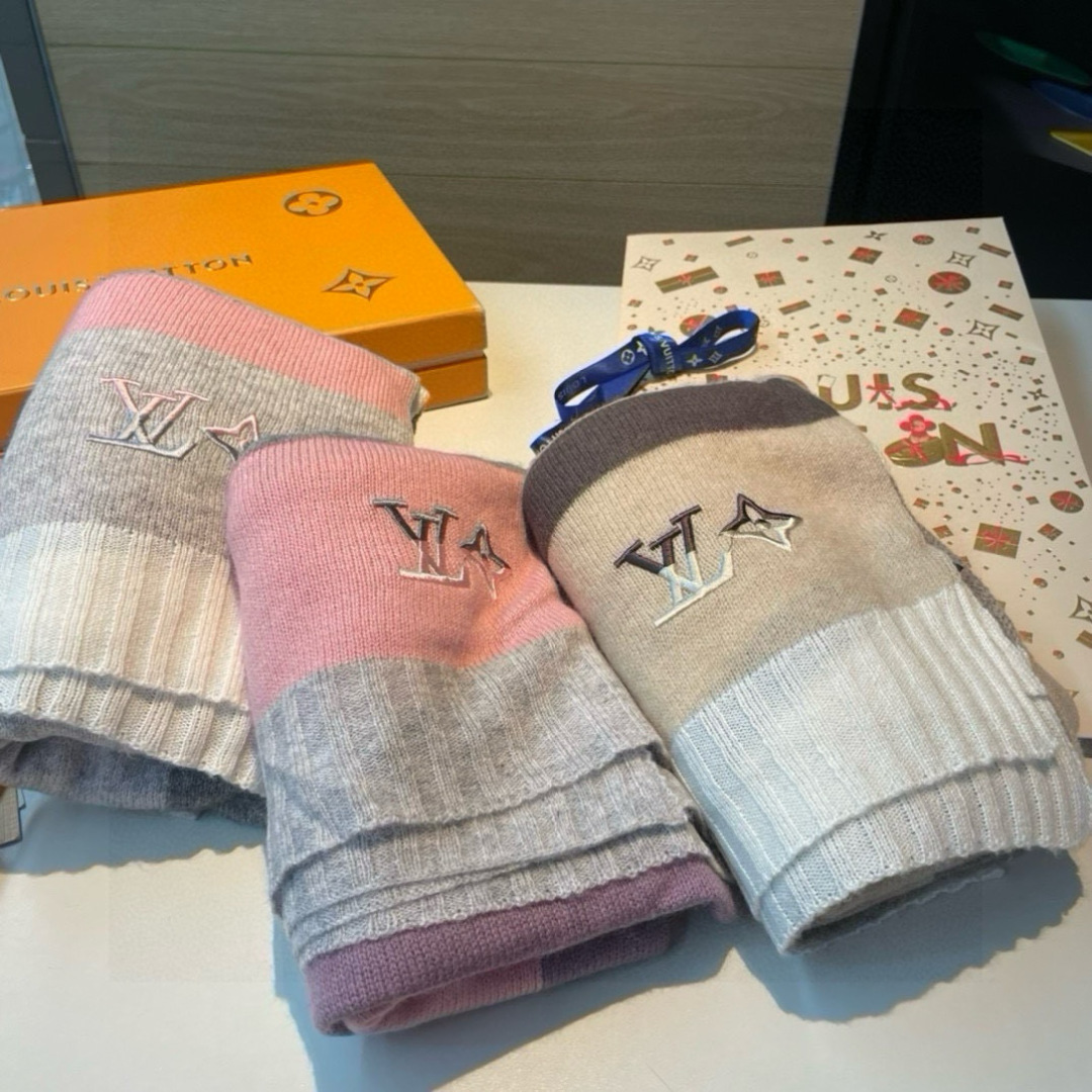 爆款上新 情侣款👍👍LV 独家牛货🐂 奢华尽在尺寸之间，高端品质‼️具有超高羊绒品质才会被此品牌青睐‼️