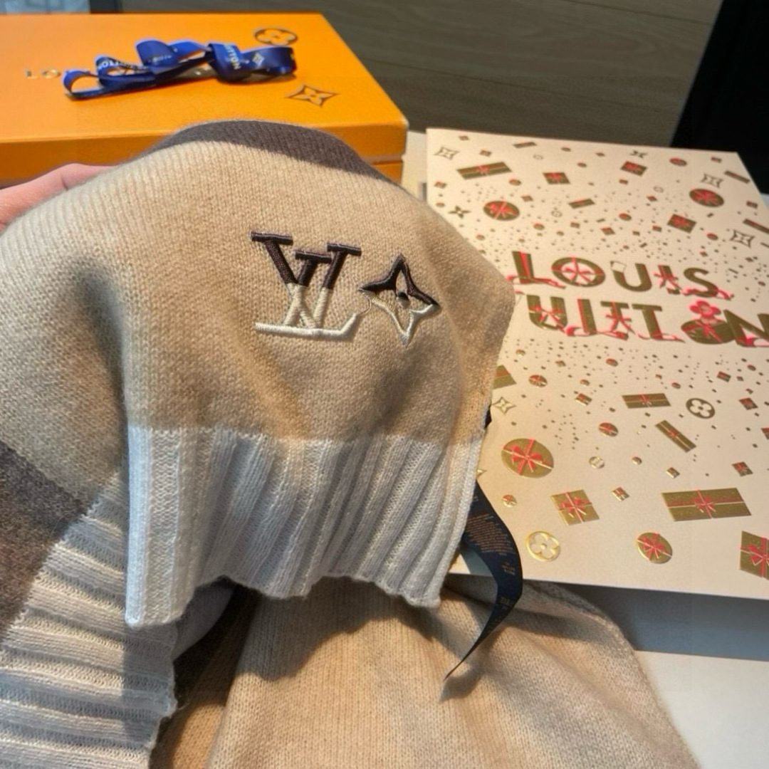 爆款上新 情侣款👍👍LV 独家牛货🐂 奢华尽在尺寸之间，高端品质‼️具有超高羊绒品质才会被此品牌青睐‼️
