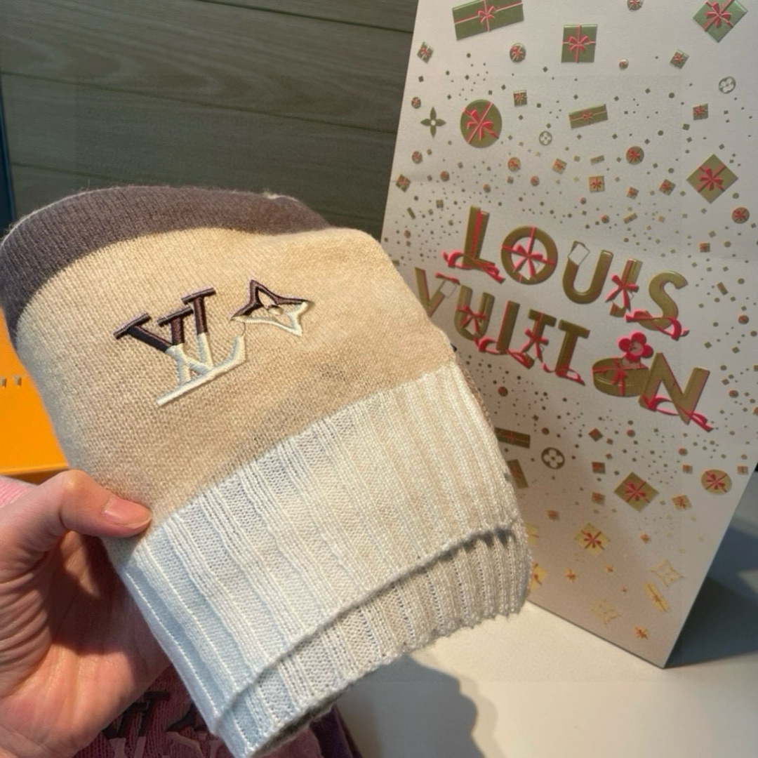 爆款上新 情侣款👍👍LV 独家牛货🐂 奢华尽在尺寸之间，高端品质‼️具有超高羊绒品质才会被此品牌青睐‼️